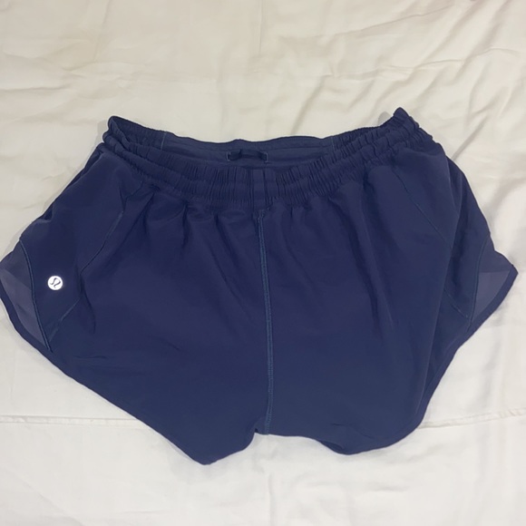 Lululemon Hotty Hot shorts 2.5” - Picture 2 of 2